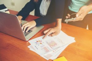 personas-trabajando-con-documentos-y-portatil_1150-86